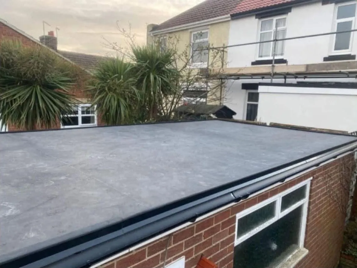 New EPDM rubber flat roof on a rear extension with black trim